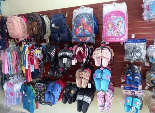 Morrales, sandalias y ropa de niños
