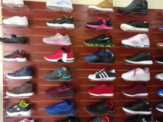 Pared de zapatos deportivos